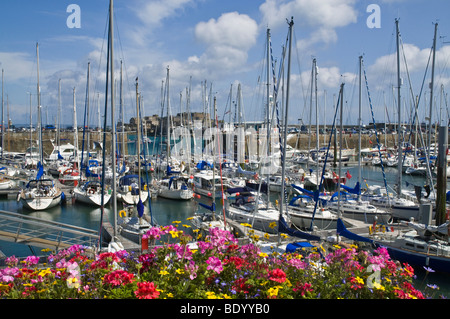 Dh Harbour St Peter Port Guernsey St Peter Port Harbour yachts et bateaux de plaisance fleurs Banque D'Images