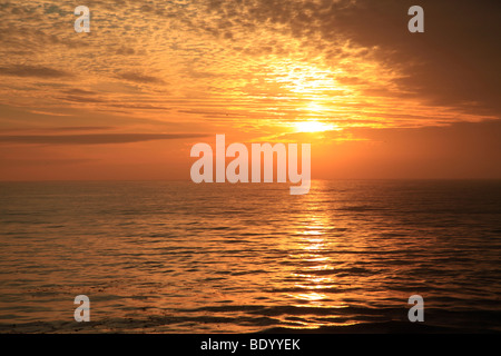 Lever de soleil sur l'océan Pacifique, l'île du Sud, Nouvelle-Zélande Banque D'Images