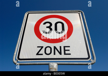 Signe d'une limite de vitesse de 30 km/h zone de restriction Banque D'Images