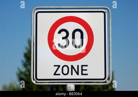 Signe d'une limite de vitesse de 30 km/h zone de restriction Banque D'Images