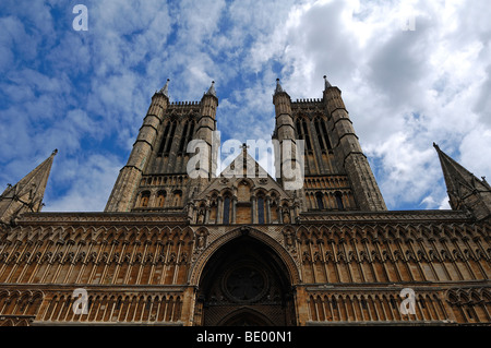 Façade principale de la cathédrale de Lincoln ou cathédrale St Mary, 12e et 13e siècle, Gothic-Romanesque, Minster Yard, Lincoln, les CLIC Banque D'Images