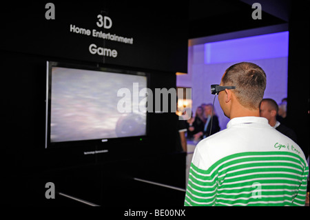 Visiteur à regarder la TV 3D de Sony à l'IFA Internationale Funkaustellung Consumer Electronics Fair 2009 à Berlin, Allemagne, Euro Banque D'Images