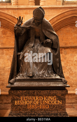 Statue du Roi Édouard évêque de Lincoln, 1889-1910, la cathédrale de Lincoln ou cathédrale St Mary, 12e et 13e siècle, Gothic-Ro Banque D'Images