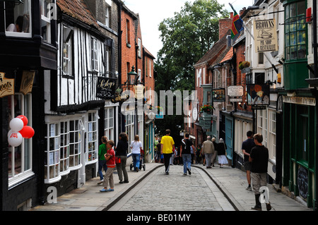 Vieille rue commerçante avec de vieilles maisons, abrupte, Lincoln, Lincolnshire, Angleterre, Royaume-Uni, Europe Banque D'Images