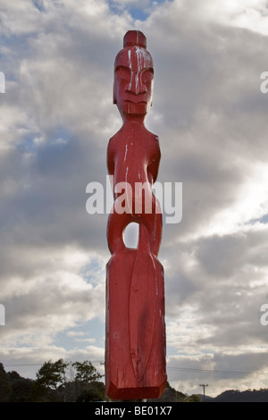 Totem Maori, l'un d'un groupe dans un champ dans le village de Waitangi, Bay of Islands, Nouvelle-Zélande Banque D'Images