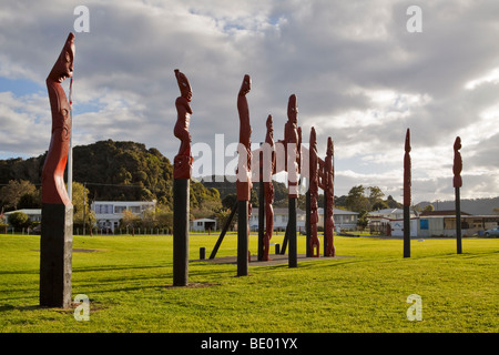 Les totems des Maoris dans un champ dans le village de Waitangi, Paihia, Bay of Islands, Nouvelle-Zélande Banque D'Images