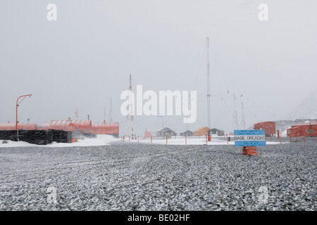 Argentine Orcadas base station de recherche et base militaire de l'Antarctique au cours de l'été vent blizzard signe avec position global script Banque D'Images