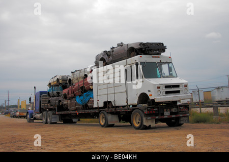 Camion de la ferraille de véhicules, dont un camion de livraison. Banque D'Images