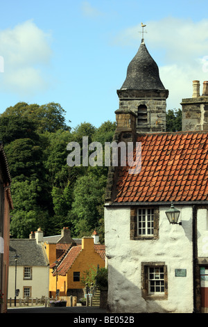 Divers styles et couleurs de bâtiments dans la ville restaurée de Culross à Fife Banque D'Images