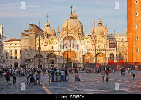 Piazza San Marco, la Place St Marc,bondée de touristes et les touristes à Venise, Italie. Banque D'Images