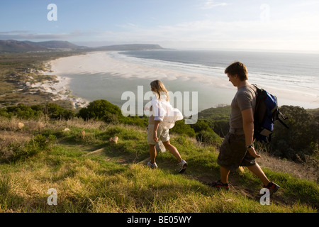 Couple en train de marcher en descendant vers beach Banque D'Images