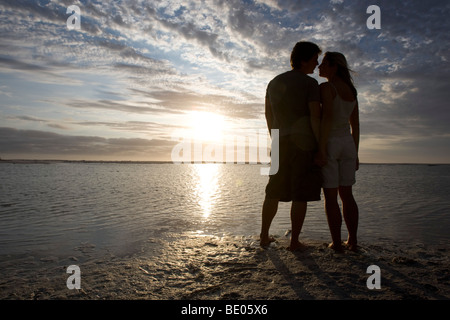 Couple au coucher du soleil sur la plage Banque D'Images