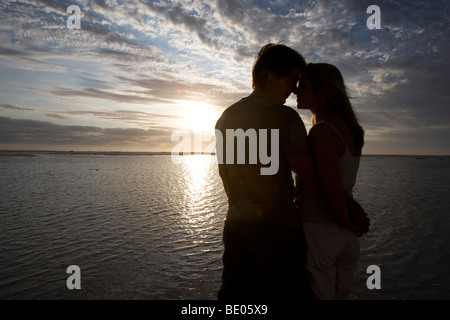 Couple au coucher du soleil sur la plage Banque D'Images