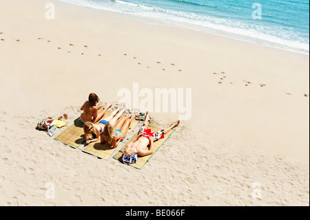 Groupe de personnes en train de bronzer sur une plage Banque D'Images