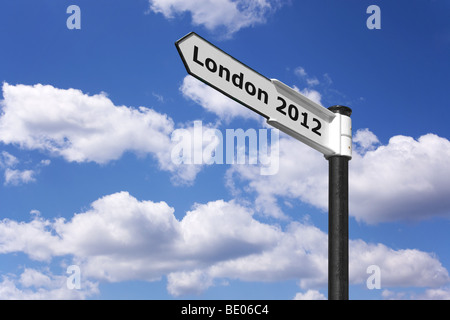Panneau routier indiquant London 2012 le lieu et la date des prochains jeux Olympiques. Banque D'Images