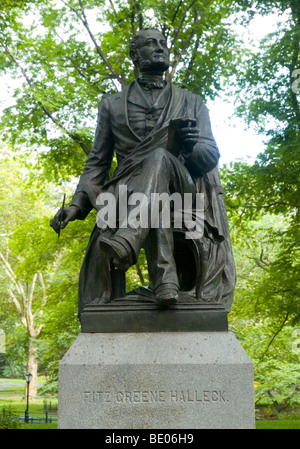 Une statue de Fitz Greene Halleck sur le Mall à Central Park, New York City USA Banque D'Images