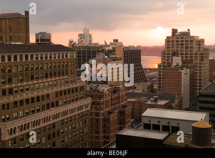 Une vue sur le coucher de soleil depuis le 25e étage du New Yorker Hotel, à l'angle de 8th Avenue et 34th Street à Manhattan, États-Unis Banque D'Images