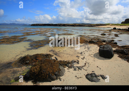 La plage à Port na Ba sur la côte nord-ouest de l'île de Mull, en Ecosse. Banque D'Images