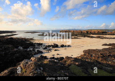 La plage à Port na Ba sur la côte nord-ouest de l'île de Mull, en Ecosse. Banque D'Images