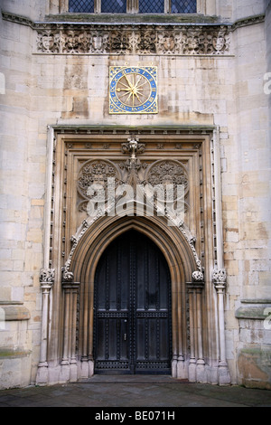 Collège des Christs de porte d'entrée en bois de l'Université de Cambridge Cambridgeshire Angleterre Grande-bretagne Ville Banque D'Images