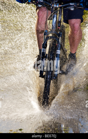 Vélo de montagne équitation à travers l'eau. Banque D'Images