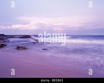 Vagues se brisant sur la plage de sable au crépuscule, Newport Beach, Sydney, Australie Banque D'Images