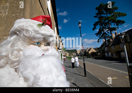 Père Noël à la boutique de Noël à Broadway Cotswolds Banque D'Images