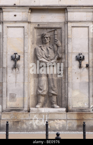 Pologne Varsovie réalisme social la figure d'un travailleur agricole à partir des années 1950, sur le côté du bâtiment en plac Konstytucji Banque D'Images