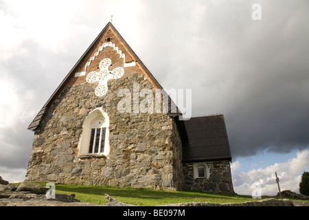 Recueillir des nuages sur l'église St Olav dans le village de Tyrvää, près de Sastamala en Finlande. Banque D'Images