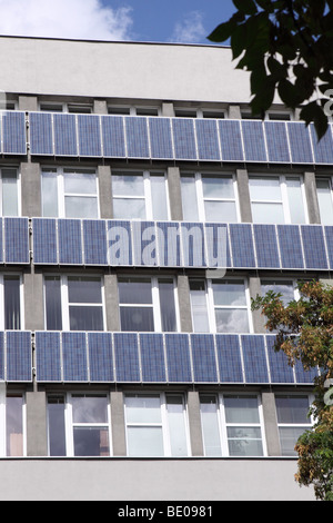 L'électricité solaire décoratifs ajouté le sur le côté d'un immeuble de bureaux avec un mur plein sud Banque D'Images