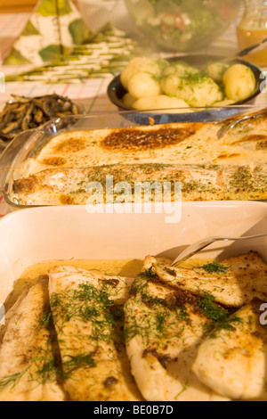 La cuisine finlandaise. Brochet fraîchement pêché est cuit avec des herbes et du beurre (avant), tandis que le saumon est cuite au four (centre). Banque D'Images