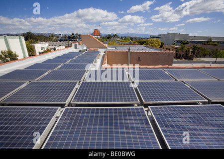 Une grille, montés sur le toit solaire panneau solaire voltaïque liée, Culver City, CA Banque D'Images