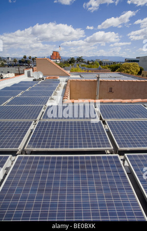 Une grille, montés sur le toit solaire panneau solaire voltaïque liée, Culver City, CA Banque D'Images