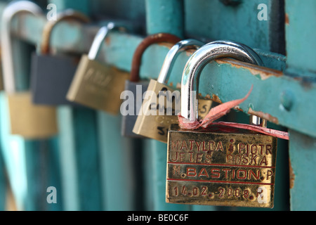 Cadenas d'amour symbolique fixé à la grille d'un pont Tumski, Wroclaw, Pologne. Banque D'Images