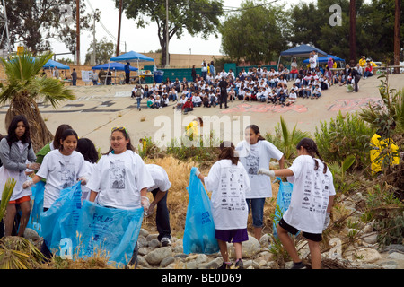 Le nettoyage de la Los Angeles River à FoLAR's River journée scolaire. Los Angeles, Californie, USA. Banque D'Images