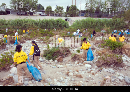 Le nettoyage de la Los Angeles River à FoLAR's River journée scolaire. Los Angeles, Californie, USA. Banque D'Images