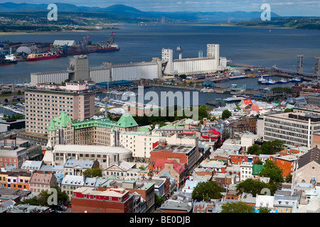 Le silo à grains Bunge et le bassin Louise Marina sont représentés dans la ville de Québec Banque D'Images