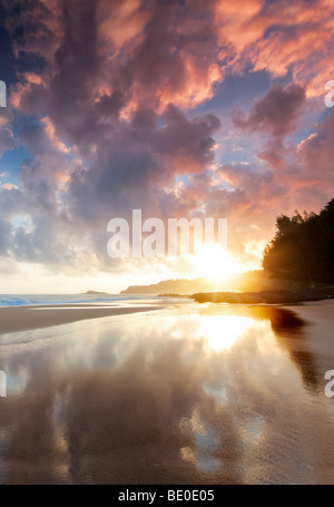 Lever de soleil à marée basse à la plage secrète. Kauai, Hawaii. Banque D'Images