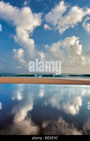 Lever de soleil à marée basse à la plage secrète. Kauai, Hawaii. Banque D'Images