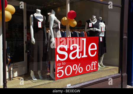 Angleterre Suffolk Bury St Edmunds vente sign in Dress Shop window Banque D'Images