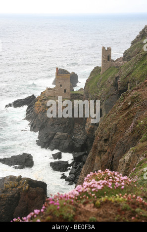 Mine de couronnes à Botallack ex-tin mine à Cornwall, Angleterre Royaume-uni près de Land's End Banque D'Images