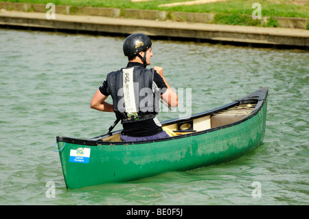 Camp PGL instructeur dans canoë vert. Banque D'Images