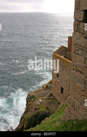 Mine de couronnes à Botallack ex-tin mine à Cornwall, Angleterre Royaume-uni près de Land's End Banque D'Images