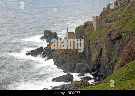 Mine de couronnes à Botallack ex-tin mine à Cornwall, Angleterre Royaume-uni près de Land's End Banque D'Images