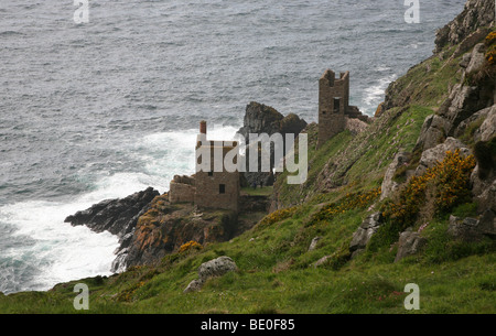 Mine de couronnes à Botallack ex-tin mine à Cornwall, Angleterre Royaume-uni près de Land's End Banque D'Images