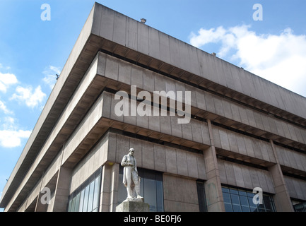 Une statue de James Watt en face de l'édifice de la bibliothèque centrale, Birmingham, West Midlands, England, UK Banque D'Images