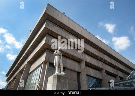 Une statue de James Watt en face de l'édifice de la bibliothèque centrale, Birmingham, West Midlands, England, UK Banque D'Images