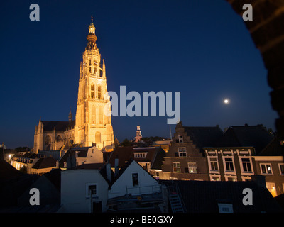 La Grote Kerk ou Grand'église de Breda, Noord Brabant, Pays-Bas, est éclairé la nuit Banque D'Images