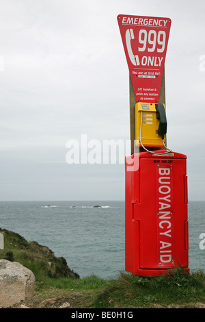 999 de l'aide d'urgence de la flottabilité de l'équipement de sauvetage post avec téléphone sur le haut d'une falaise à Portheras Cove Cornwall England UK Banque D'Images