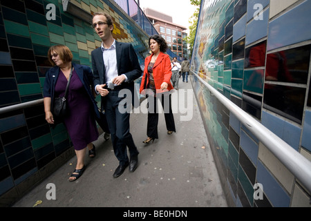 Les piétons en utilisant le passage souterrain à l'Elelphant & Castle à Londres. Banque D'Images